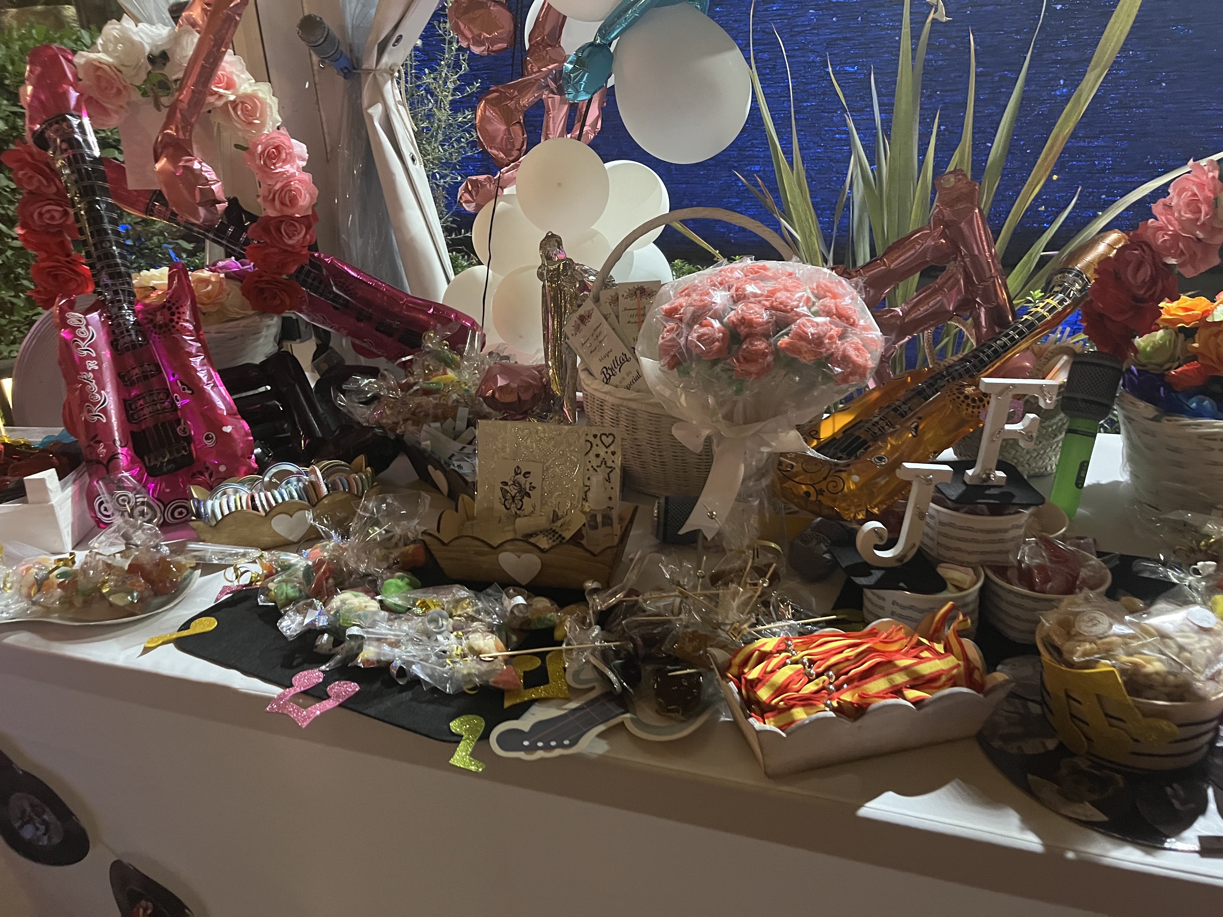 Detalle del carro musical con discos de chuches