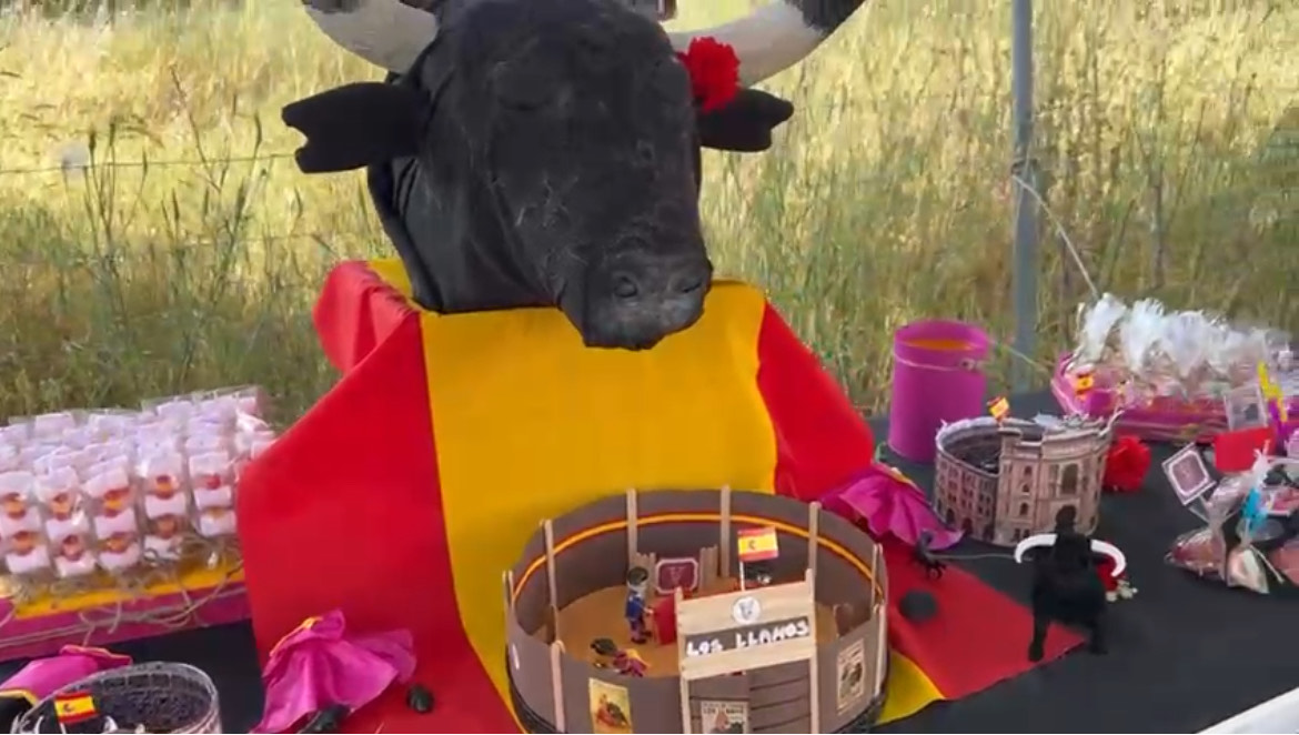 Detalle de la cabeza de toro hecha a mano