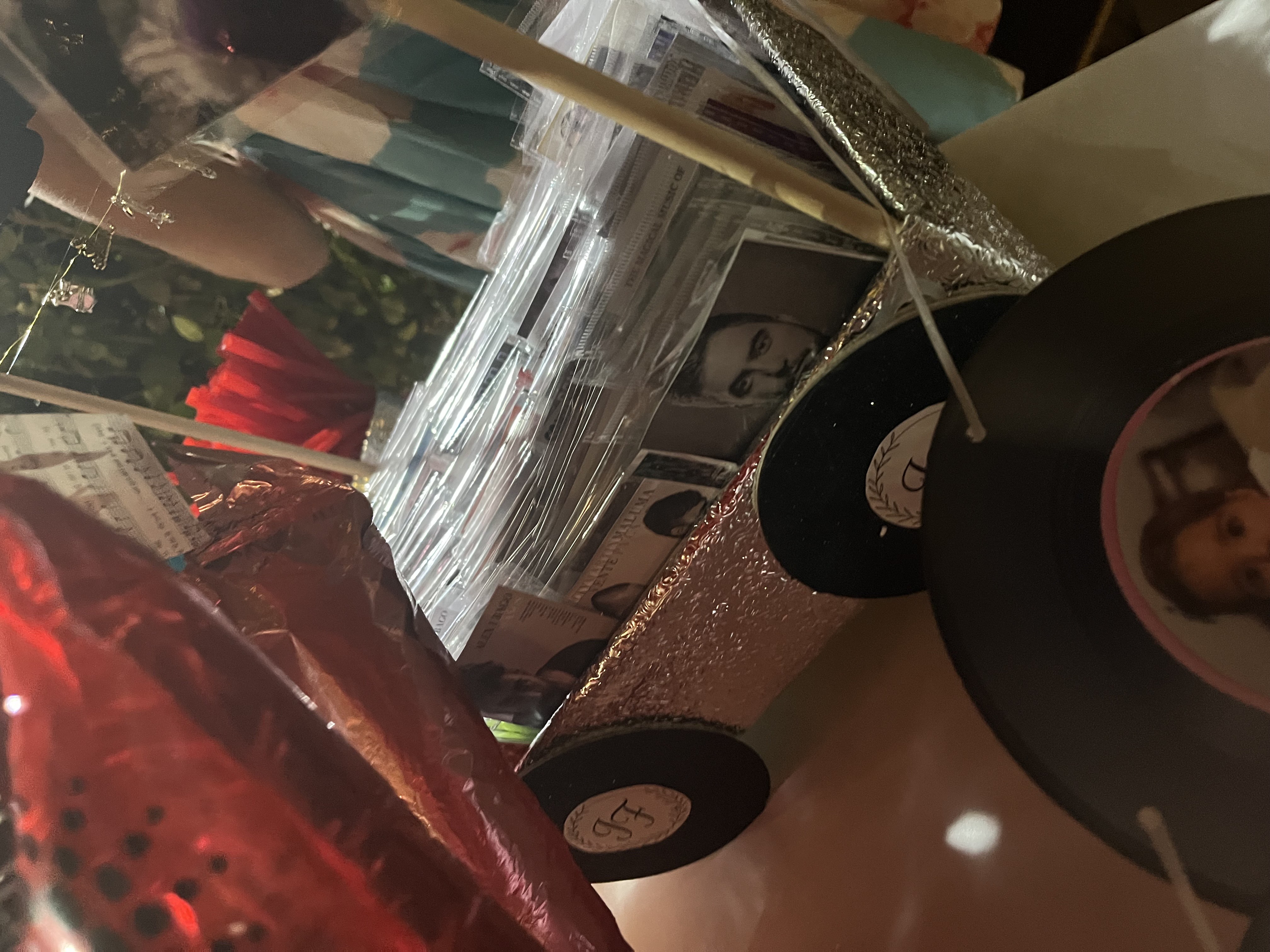 Otra vista de la mesa de chuches musical
