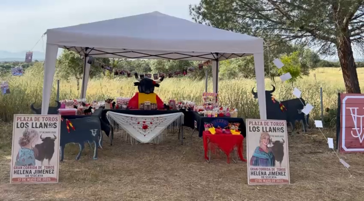 Vista general de la mesa de chuches con temática de tauromaquia